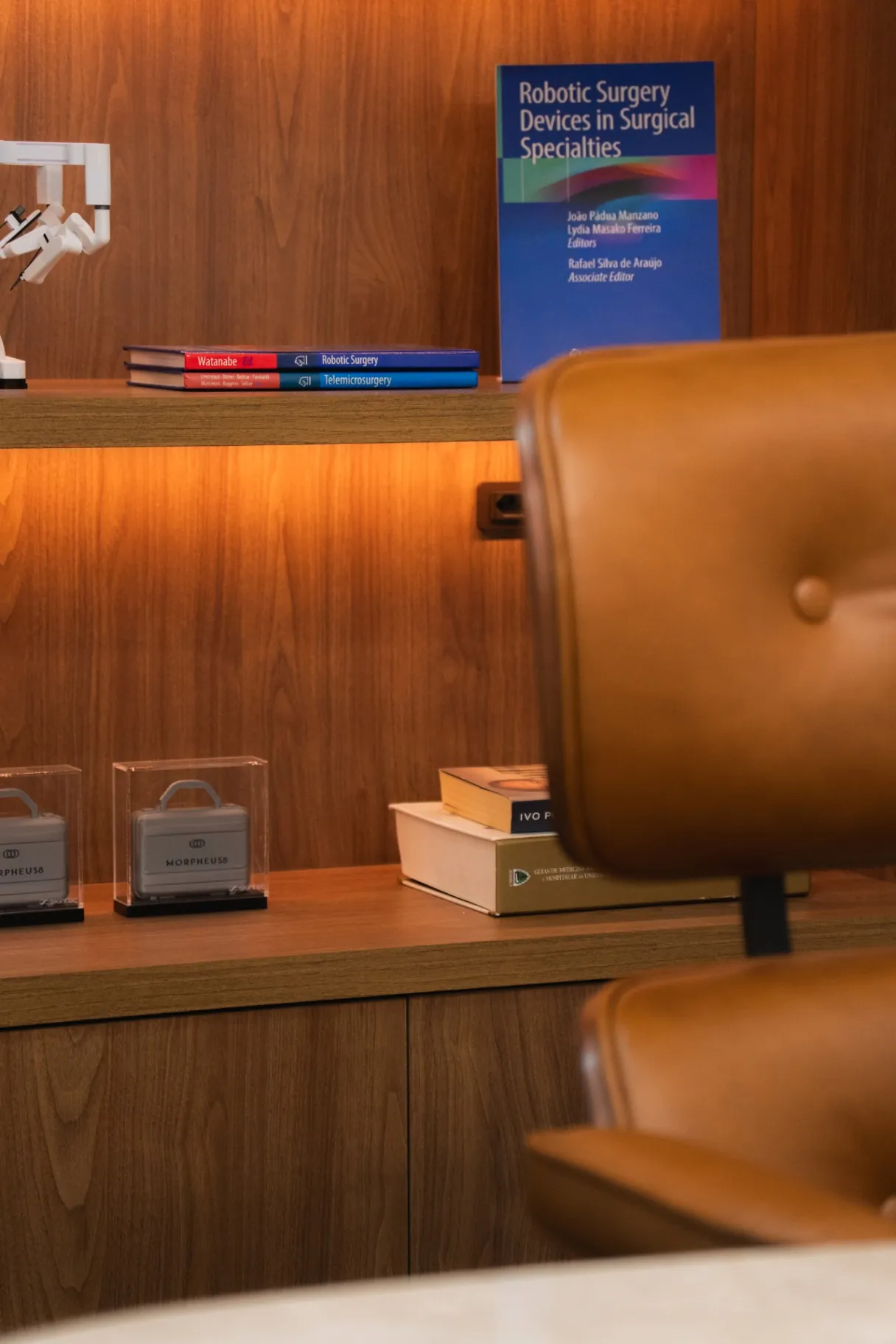 Estante com livros e mini robô da Vinci