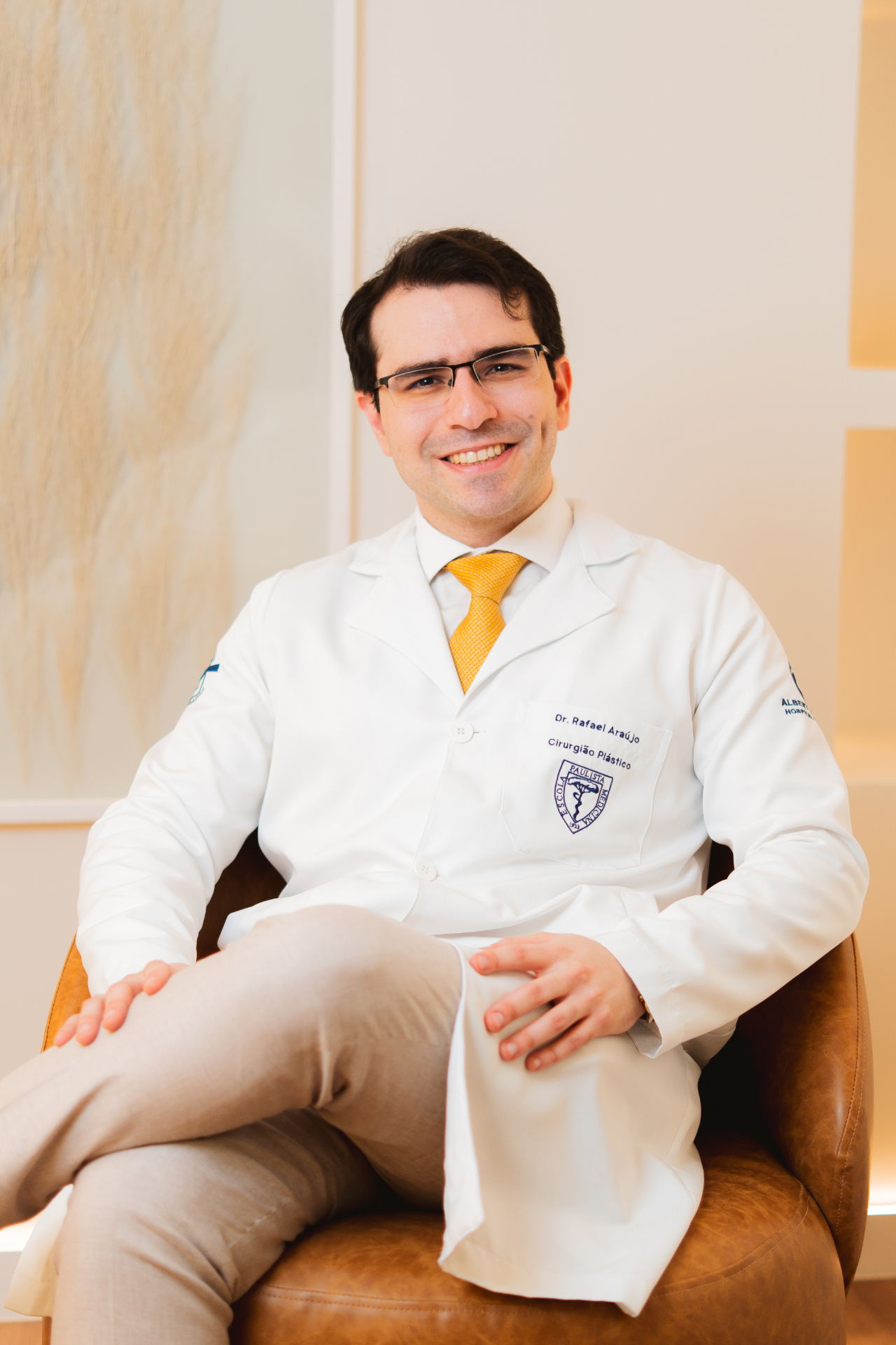 Dr. Rafael Araújo sentado em sua poltrona