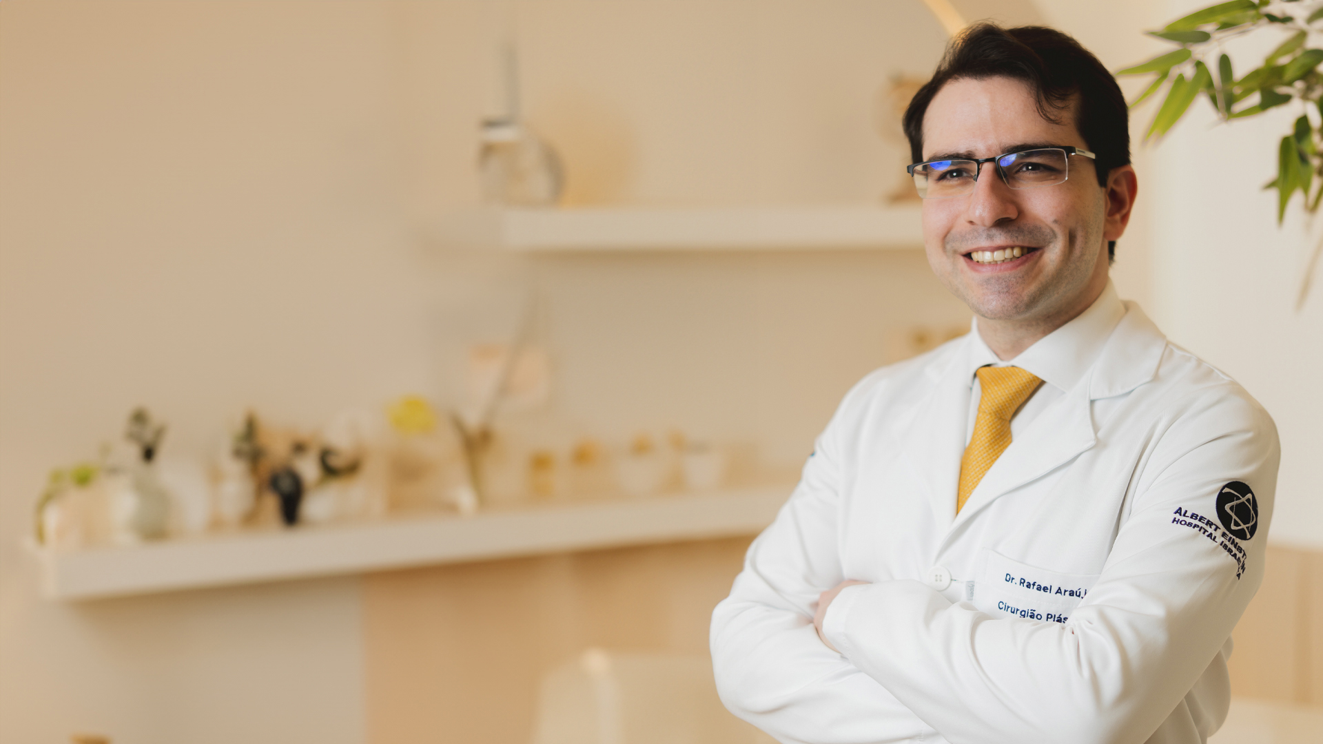 Dr. Rafael Araújo, cirurgião plástico
