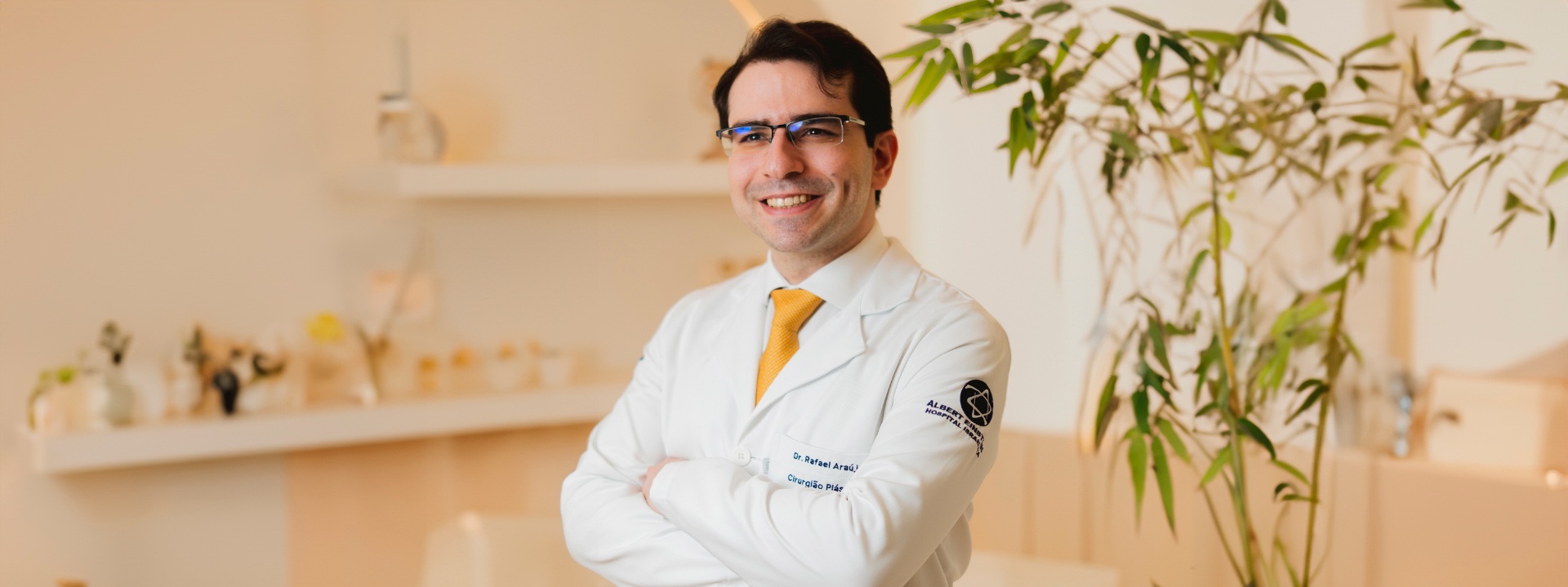 Dr. Rafael Araújo, cirurgião plástico